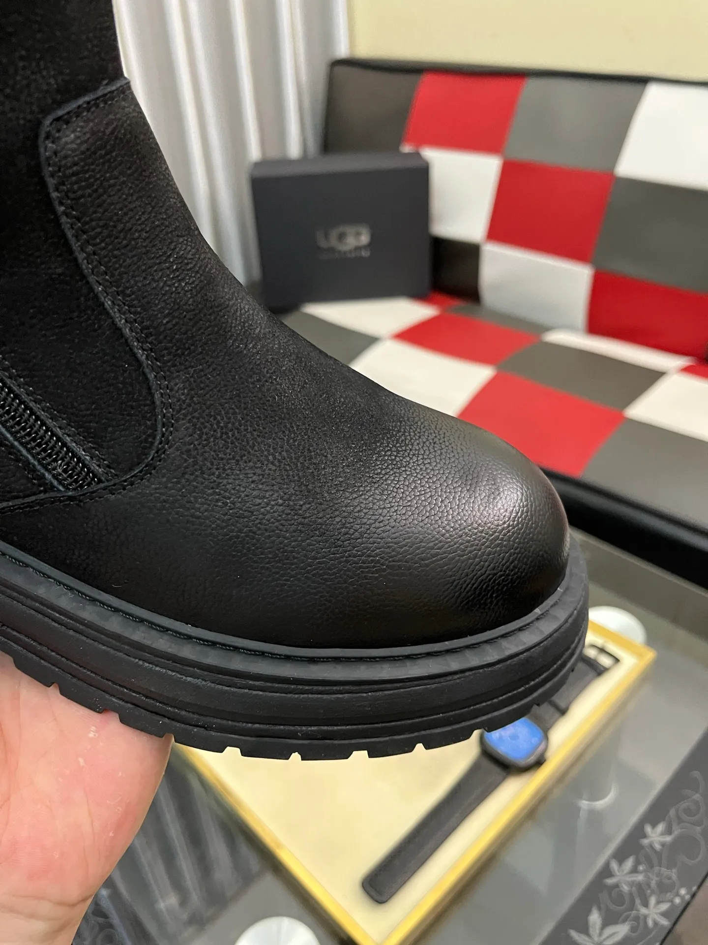 Ex-factory price: 680⌚️⌚️Thick wool imported from Australia Brand: UGG genuine purchasing agent Size: 39-44 (45 customized) Grade: Official website 1:1 Material: First layer of genuine leather waterproof and antifreeze upper Real wool lining Original non-slip and wear-resistant outsole Style category: Men's casual shoes Trendy style Comfortable on the feet Color: Official website color synchronization